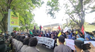 Cipayung Plus Sumenep saat melakukan aksi demontrasi di Mapolres Sumenep (Za - garudajatim.com) 