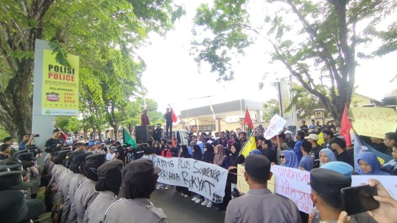 Cipayung Plus Sumenep saat melakukan aksi demontrasi di Mapolres Sumenep (Za - garudajatim.com) 