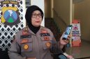 Kasi Humas Polres Sumenep, Widiarti, saat menyampaikan dan menampakkan foto kasus penemuan bayi membusuk (Za- garudajatim.com) 
