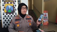 Kasi Humas Polres Sumenep, Widiarti, saat menyampaikan dan menampakkan foto kasus penemuan bayi membusuk (Za- garudajatim.com) 