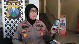 Kasi Humas Polres Sumenep, Widiarti, saat menyampaikan dan menampakkan foto kasus penemuan bayi membusuk (Za- garudajatim.com) 