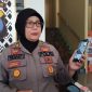 Kasi Humas Polres Sumenep, Widiarti, saat menyampaikan dan menampakkan foto kasus penemuan bayi membusuk (Za- garudajatim.com) 