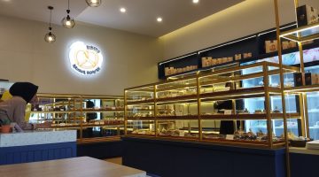 Konsumen Arinna Hidayah Bakery saat belanja roti (Za - garudajatim.com) 