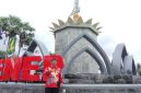 Kepala Disbudporapar Sumenep, Mohamad Iksan, saat memakai blangkon dan batik di tugu keris (Istimewa - garudajatim.com) 