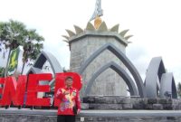 Kepala Disbudporapar Sumenep, Mohamad Iksan, saat memakai blangkon dan batik di tugu keris (Istimewa - garudajatim.com) 