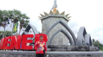 Kepala Disbudporapar Sumenep, Mohamad Iksan, saat memakai blangkon dan batik di tugu keris (Istimewa - garudajatim.com) 