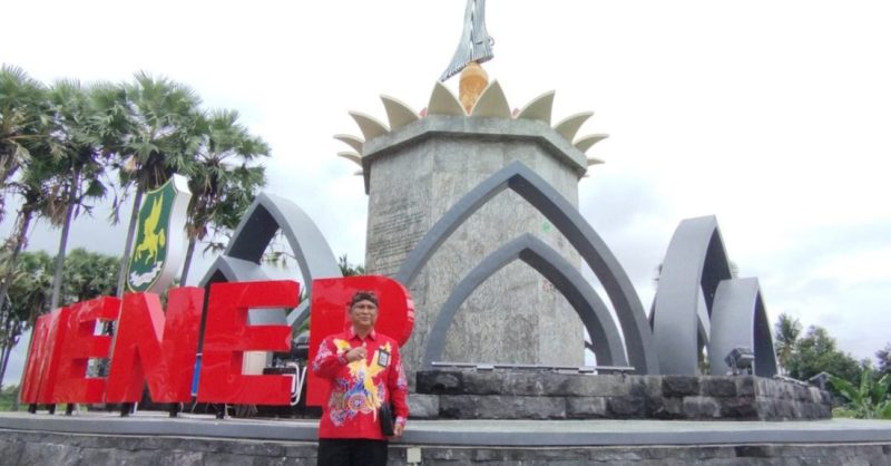 Kepala Disbudporapar Sumenep, Mohamad Iksan, saat memakai blangkon dan batik di tugu keris (Istimewa - garudajatim.com) 