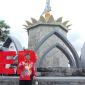 Kepala Disbudporapar Sumenep, Mohamad Iksan, saat memakai blangkon dan batik di tugu keris (Istimewa - garudajatim.com) 