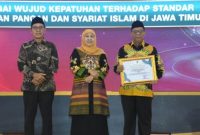 Kepala DKPP Sumenep, Chainur Rasyid, saat menerima penghargaan (Istimewa - garudajatim.com)