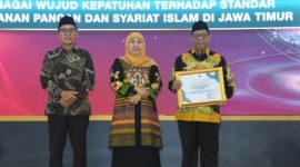 Kepala DKPP Sumenep, Chainur Rasyid, saat menerima penghargaan (Istimewa - garudajatim.com) 
