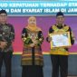 Kepala DKPP Sumenep, Chainur Rasyid, saat menerima penghargaan (Istimewa - garudajatim.com) 