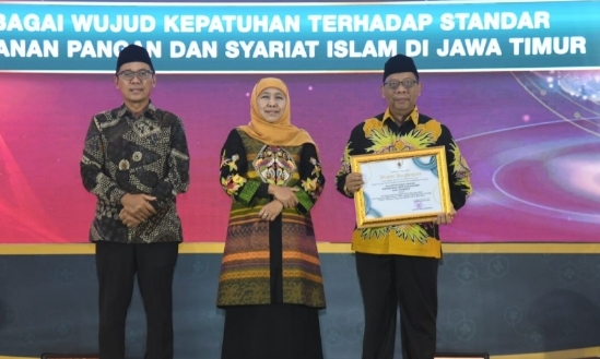Kepala DKPP Sumenep, Chainur Rasyid, saat menerima penghargaan (Istimewa - garudajatim.com)