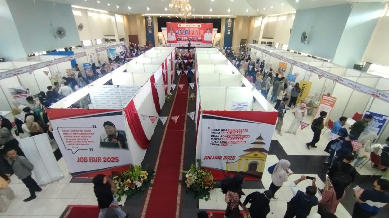 Antusiasme ribuan masyarakat saat datang di acara Job Fair Sumenep (Za - garudajatim.com)