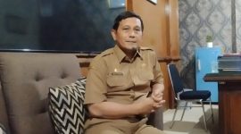Kepala Dinsos P3A Sumenep, Mustangin, saat diwawancarai di kantornya (Za - Di) 