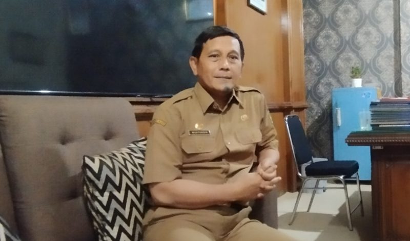 Kepala Dinsos P3A Sumenep, Mustangin, saat diwawancarai di kantornya (Za - Di) 