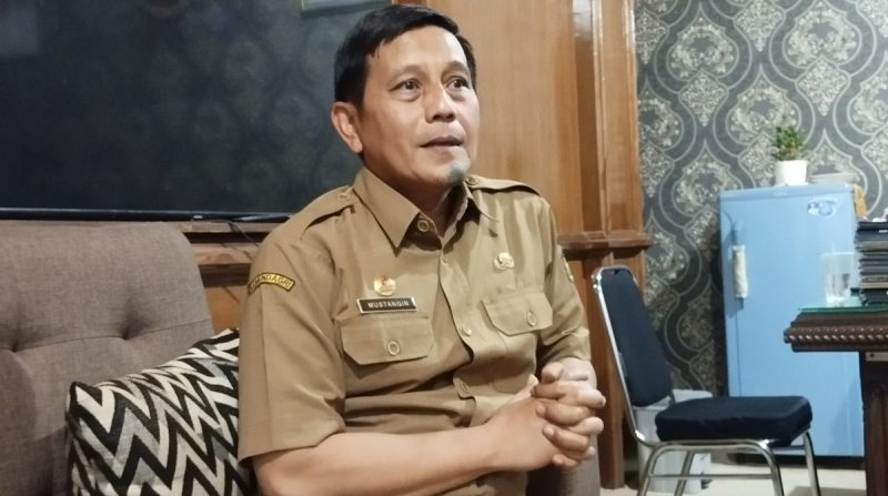 Kepala Dinsos P3A Sumenep, Mustangin, saat mengungkapkan tentang kuota program pendidikan gratis (Za - garudajatim.com) 