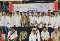 Kepala Bakesbangpol Sumenep, Achmad Dzulkarnain, saat foto bersama dengan seluruh pejabat dalam rangka memperingati Maulid Nabi Muhammad serta pembubaran anggota Baskibra ( Za - garudajatim.com) 