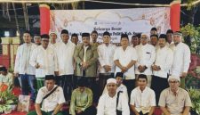 Kepala Bakesbangpol Sumenep, Achmad Dzulkarnain, saat foto bersama dengan seluruh pejabat dalam rangka memperingati Maulid Nabi Muhammad serta pembubaran anggota Baskibra ( Za - garudajatim.com) 