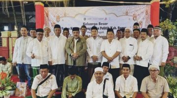 Kepala Bakesbangpol Sumenep, Achmad Dzulkarnain, saat foto bersama dengan seluruh pejabat dalam rangka memperingati Maulid Nabi Muhammad serta pembubaran anggota Baskibra ( Za - garudajatim.com) 