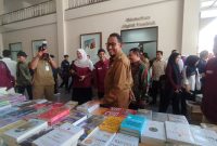 Bupati Sumenep, Ahmad Fauzi Wongsojudo, tersenyum saat menghadiri acara Festival Literasi (Za/garudajatim.com) 
