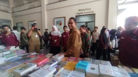 Bupati Sumenep, Ahmad Fauzi Wongsojudo, tersenyum saat menghadiri acara Festival Literasi (Za/garudajatim.com) 