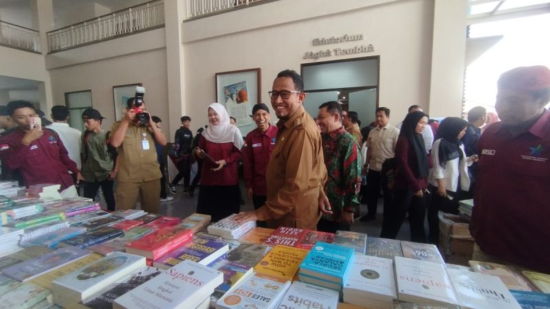 Bupati Sumenep, Ahmad Fauzi Wongsojudo, tersenyum saat menghadiri acara Festival Literasi (Za/garudajatim.com) 
