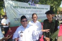 Wakil Bupati Sumenep, Imam Hasyim, saat diwawancarai usai meninjau bazar Festival Hari Tani Nasional (Za - Garudajatim.com)