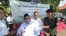 Wakil Bupati Sumenep, Imam Hasyim, saat diwawancarai usai meninjau bazar Festival Hari Tani Nasional (Za - Garudajatim.com) 