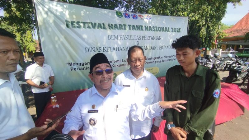 Wakil Bupati Sumenep, Imam Hasyim, saat diwawancarai usai meninjau bazar Festival Hari Tani Nasional (Za - Garudajatim.com)