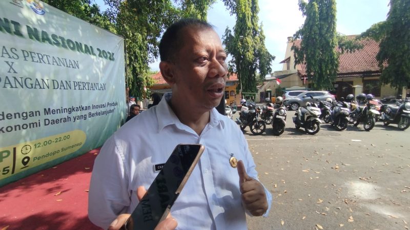 Kepala DKPP Sumenep, Chainur Rasyid, saat diwawancarai pada gelaran Hari Tani Nasional (Za - garudajatim.com)
