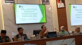 Kepala Bappeda Sumenep, Arif Firmanto, saat menggelar acara sosialisasi Standarisasi Satuan Pendidikan Ramah Anak (Za - garudajatim.com) 