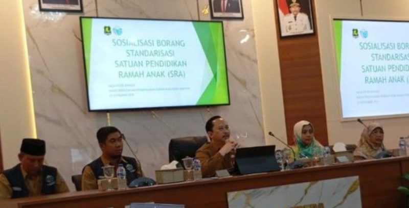 Kepala Bappeda Sumenep, Arif Firmanto, saat menggelar acara sosialisasi Standarisasi Satuan Pendidikan Ramah Anak (Za - garudajatim.com) 