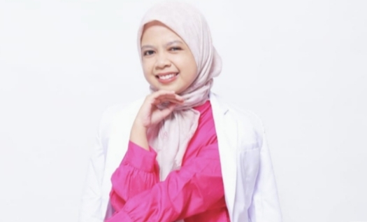 Seorang Psikolog di Poliklinik Jiwa RSUDMA Sumenep, Nidaul Imaniya, saat bertugas (Za - garudajatim.com) 