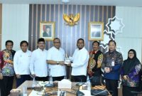 Bupati Sumenep, Ahmad Fauzi Wongsojudo, saat menyerahkan kado kepada Wakil Kepala BPJPH RI di Jakarta (Istimewa - garudajatim.com) 
