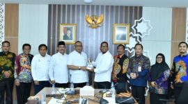 Bupati Sumenep, Ahmad Fauzi Wongsojudo, saat menyerahkan kado kepada Wakil Kepala BPJPH RI di Jakarta (Istimewa - garudajatim.com) 