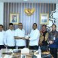 Bupati Sumenep, Ahmad Fauzi Wongsojudo, saat menyerahkan kado kepada Wakil Kepala BPJPH RI di Jakarta (Istimewa - garudajatim.com) 