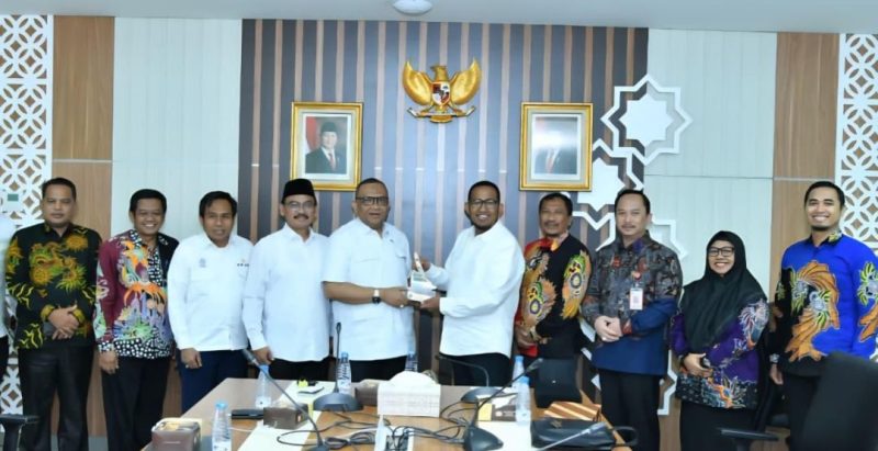 Bupati Sumenep, Ahmad Fauzi Wongsojudo, saat menyerahkan kado kepada Wakil Kepala BPJPH RI di Jakarta (Istimewa - garudajatim.com) 