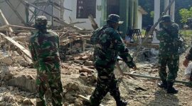 Prajurit Kodim 0827 Sumenep, saat turun langsung membantu masyarakat yang terdampak gempa di Pulau Sepudi (istimewa - garudajatim.com) 