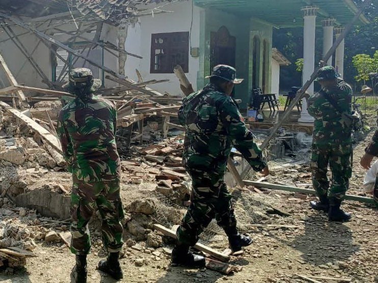 Prajurit Kodim 0827 Sumenep, saat turun langsung membantu masyarakat yang terdampak gempa di Pulau Sepudi (istimewa - garudajatim.com)