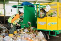 Petugas TPS 3 di Desa Karetan, Kecamatan Purwoharjo, Saat Memilah Sampah (Istimewa - garudajatim.com)