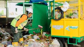 Petugas TPS 3 di Desa Karetan, Kecamatan Purwoharjo, Saat Memilah Sampah (Istimewa - garudajatim.com) 