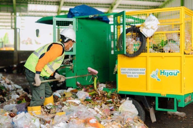 Petugas TPS 3 di Desa Karetan, Kecamatan Purwoharjo, Saat Memilah Sampah (Istimewa - garudajatim.com)