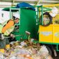 Petugas TPS 3 di Desa Karetan, Kecamatan Purwoharjo, Saat Memilah Sampah (Istimewa - garudajatim.com) 