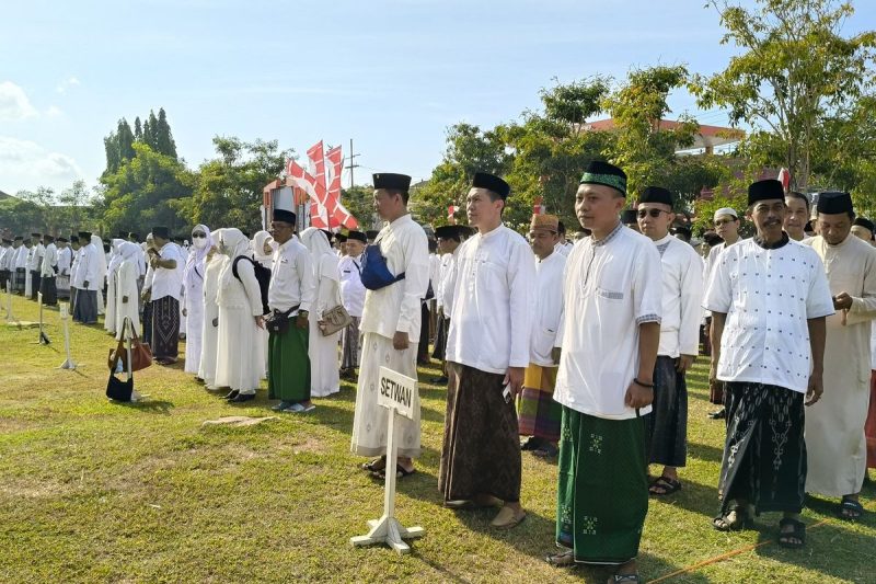 ASN dan non-ASN saat mengikuti upacara di momentum Hari Santri Nasional (Za - garudajatim.com) 