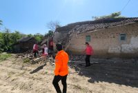 Foto dampak Gempa 6,5 SR terhadap rumah di kepulauan sepudi (Za - garudajatim.com)