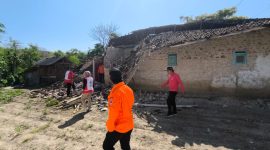 Foto dampak Gempa 6,5 SR terhadap rumah di kepulauan sepudi (Za - garudajatim.com) 