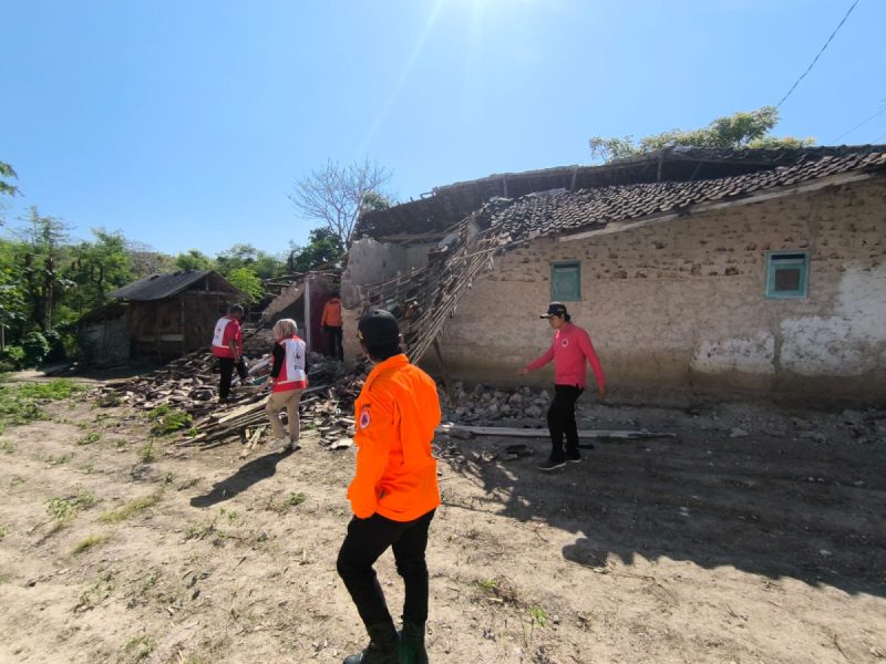 Foto dampak Gempa 6,5 SR terhadap rumah di kepulauan sepudi (Za - garudajatim.com)