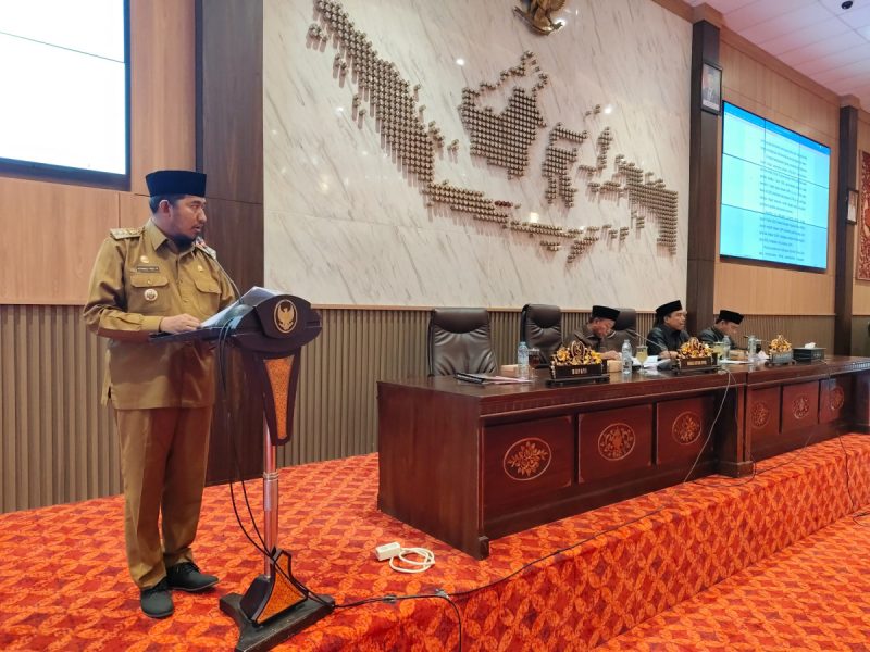 Bupati Sumenep, Achmad Fauzi Wongsojudo, saat menghadiri rapat paripurna di gedung DPRD untuk menyerahkan nota keuangan APBD (Istimewa - garudajatim.com)