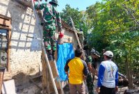 Pemkab Sumenep saat melakukan rehabilitasi rumah terdampak gempa 6.5 (Za - garudajatim.com)