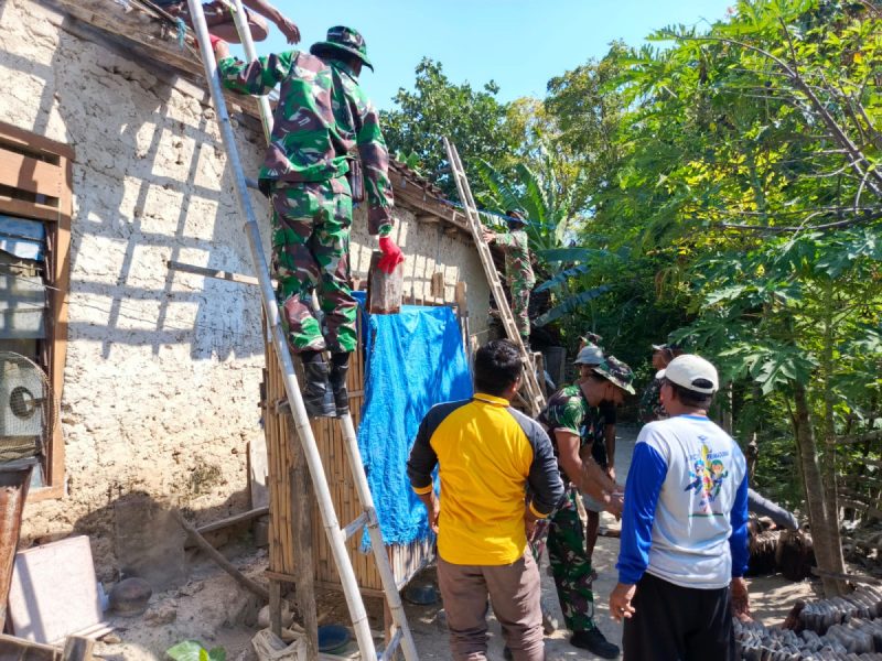 Pemkab Sumenep saat melakukan rehabilitasi rumah terdampak gempa 6.5 (Za - garudajatim.com)